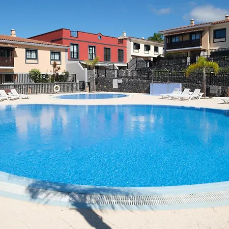 Haus Mit 2 Pools Und Jacuzzi بيت للعطل *